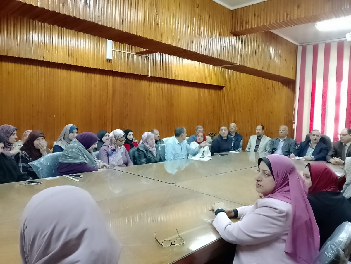 اجتماع قيادات كلية العلوم بجامعة بنها مع الإداريين والعاملين استعدادًا لامتحانات الفصل الدراسي الأول