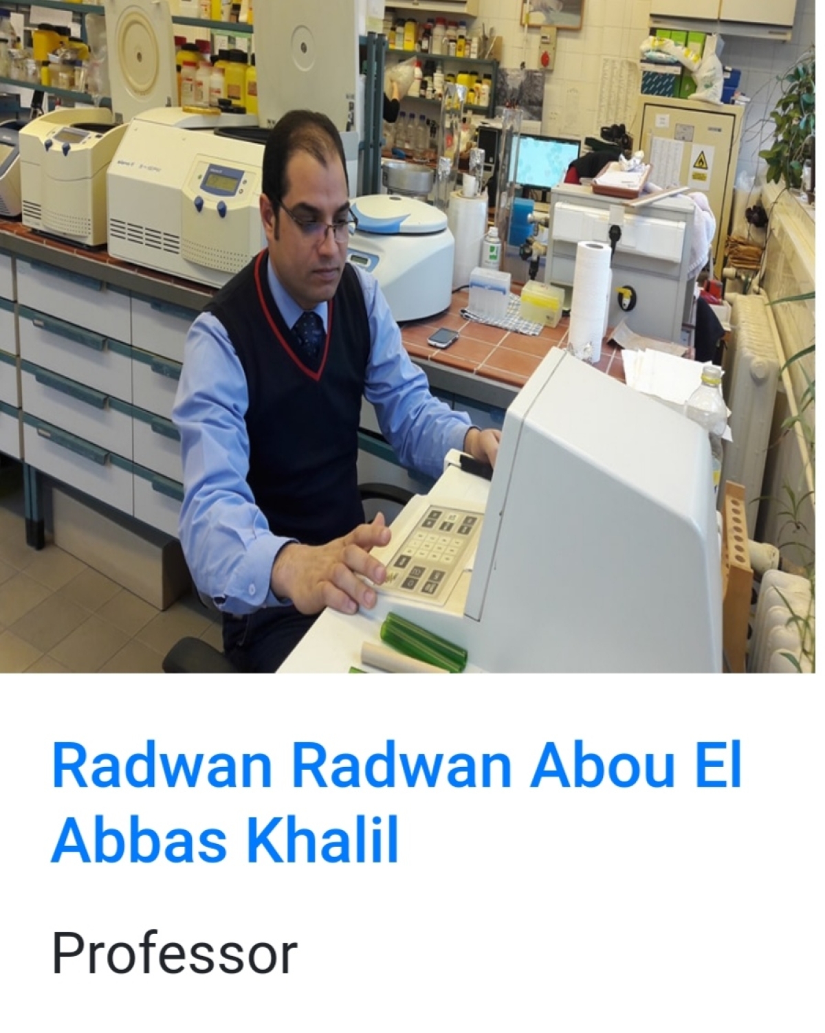 الاستاذ الدكتور رضوان رضوان ابو العباس وكيل الكليه لشئون خدمة المجتمع و تنمية البيئة
